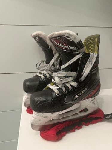 Bauer Vapor X2.9 Hockey Skates Regular Width Size 1 (Used)