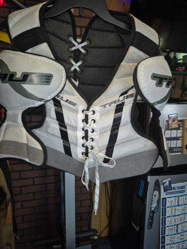 Men's Medium Senior True Shoulder Pads (Used)