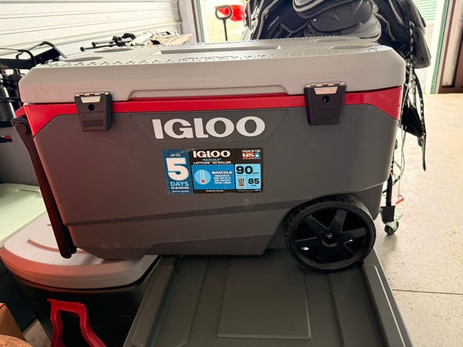 90 quart rolling Igloo "MaxCold" Cooler with easy to roll handle.