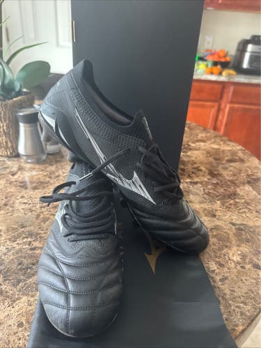 Black Unisex Size M 10.5 (W 11.5) Adult Mizuno Cleats (Used)
