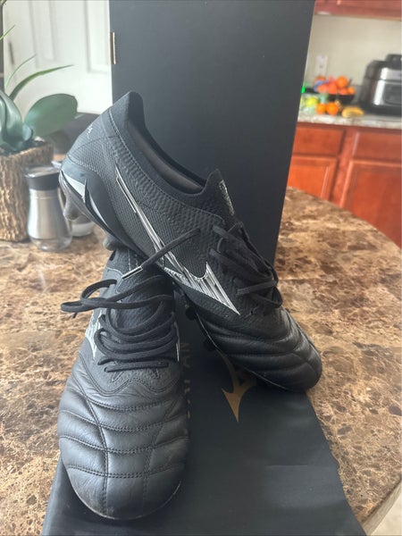 Black Unisex Size M 10.5 (W 11.5) Adult Mizuno Cleats (Used)