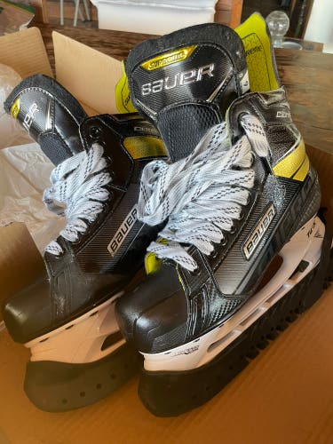 2022 Bauer Supreme Comp Hockey Skates Regular Width Size 6 (Used)