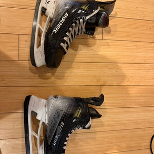 2023 Bauer Vapor Hyperlite 2 Hockey Skates Narrow Width Size 5.5 (Used)