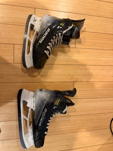 2023 Bauer Vapor Hyperlite 2 Hockey Skates Narrow Width Size 5.5 (Used)