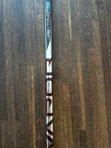 Senior Bauer Vapor Hyperlite 2 Right Handed Hockey Stick 77 P92 (New)