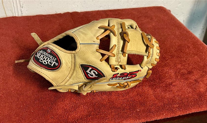 Louisville Slugger 125 Series RHT Glove 11.25"