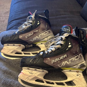 2020 Bauer Vapor Hyperlite Hockey Skates Size 4.5 (Used)