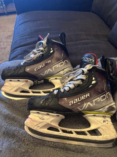 2020 Bauer Vapor Hyperlite Hockey Skates Size 4.5 (Used)