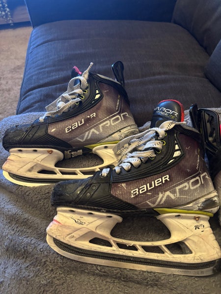 2020 Bauer Vapor Hyperlite Hockey Skates Size 4.5 (Used)