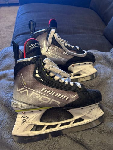 2022 Bauer Vapor Hyperlite Hockey Skates 6.5 (Used)