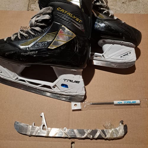 True Catalyst 7 Hockey Skates Regular Width 7.5 (Used)