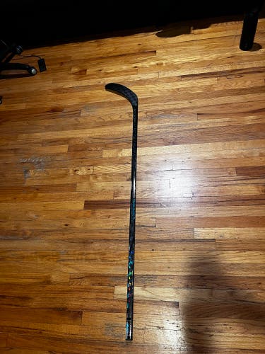 Intermediate Bauer Twitch Right Handed Hockey Stick P92 (New)