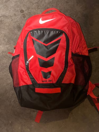 Red Adult Unisex Large/Extra Large Nike Backpack (Used)
