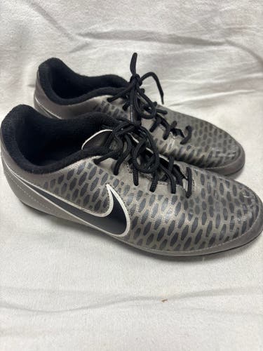 Unisex 3.5Y (Big Kids / Youth) Nike Cleats (Used)