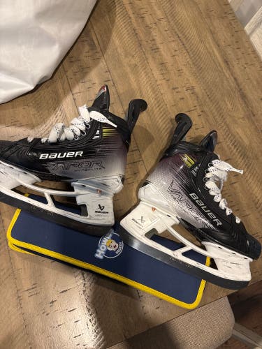2024 Bauer Vapor Hyperlite 2 Hockey Skates Size 4 (Used)