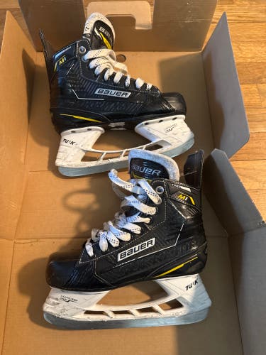 Bauer Supreme M1 Hockey Skates Regular Width Size 2.5 (Used)