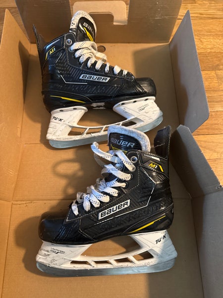Bauer Supreme M1 Hockey Skates Regular Width Size 2.5 (Used)