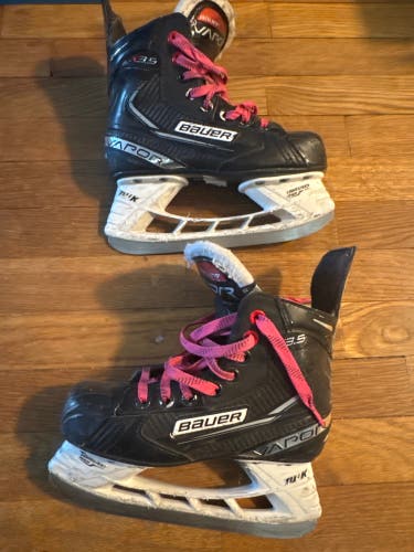 Bauer Vapor X3.5 Hockey Skates Size 1.5 (Used)