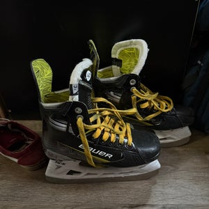 2024 Bauer Vapor X4 Hockey Skates Regular Width Size 3.5 (Used)