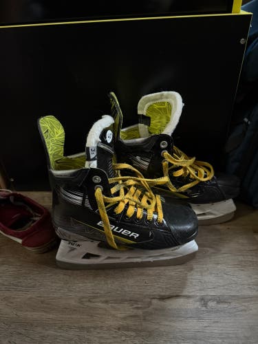 2024 Bauer Vapor X4 Hockey Skates Regular Width Size 3.5 (Used)