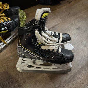 2022 Bauer Vapor X Hockey Skates Regular Width Size 2.5 (Used)