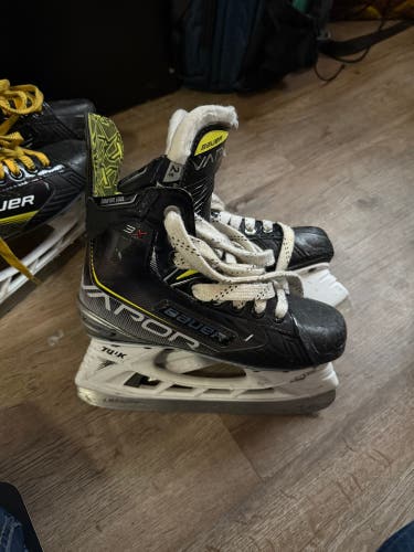 2022 Bauer Vapor X Hockey Skates Regular Width Size 2.5 (Used)