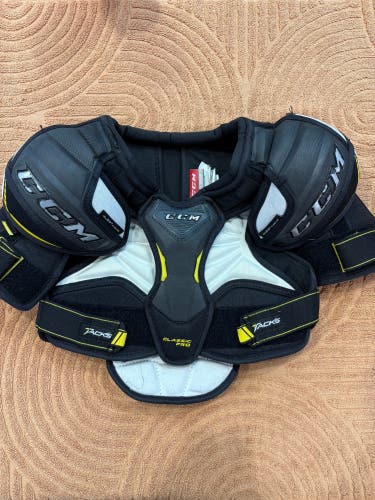 Medium Junior CCM Tacks Classic Pro Shoulder Pads (Used)
