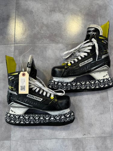 Intermediate Bauer Supreme S35 Hockey Skates Regular Width 6 (Used)