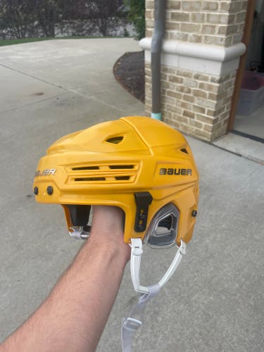 Medium Bauer Re-Akt 200 Helmet (Used)
