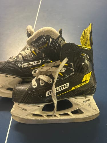 2023 Bauer Supreme M4 Hockey Skates Regular Width Size 3 (Used)