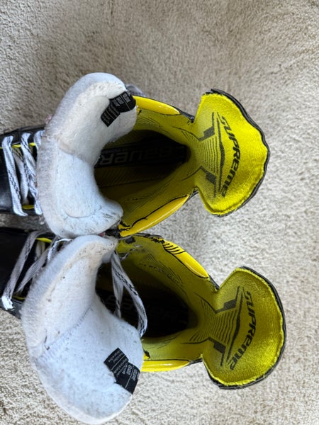 2022 Bauer Supreme M4 Hockey Skates 8.5 (Used)