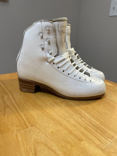 Jackson 8N Premiere ice skate boots