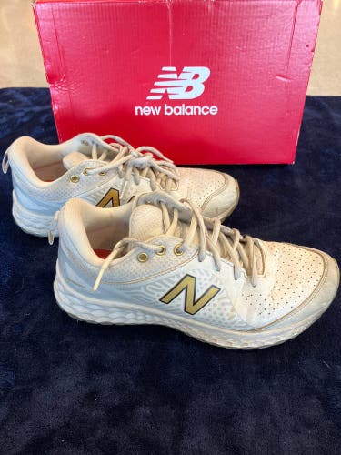 White Women's Size M 7.0 (W 8.0) New Balance Low Top Footwear Turf Cleats (Used)