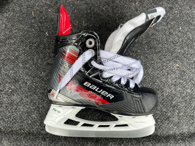 Youth Bauer Vapor XLTX Pro+ Hockey Skates Regular Width 10 (Used)