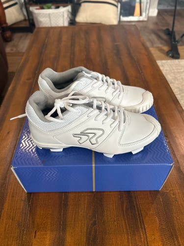 White Women's Ringor Low Top Molded Cleats (New)