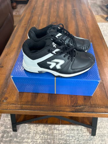 Black Women's Ringor Low Top Turf Cleats (Used)