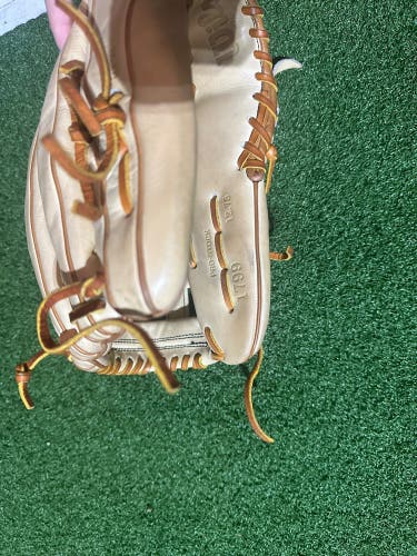 Wilson A2000 RH Outfield Baseball Glove 11.75" (Used)