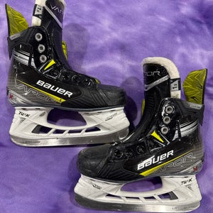 Junior Bauer Vapor X4 Hockey Skates Regular Width Size 1.5 (Used)