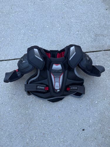 Medium Junior CCM JetSpeed FT390 Shoulder Pads (Used)