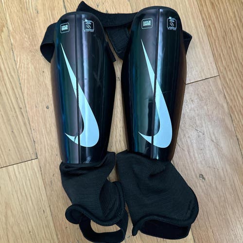 Unisex Nike Shin Guards size 7/8 (Used)