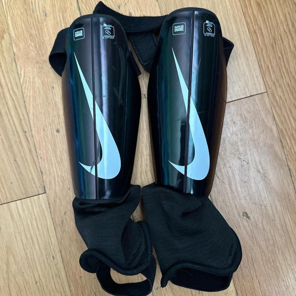 Unisex Nike Shin Guards size 7/8 (Used)