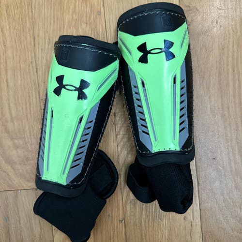 Unisex Under Armour Shin Guards size 4/5 (Used)