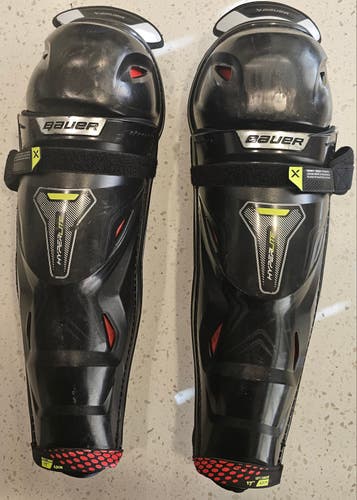 Used SR Bauer Vapor Hyperlite 17" Shin guards (Left one has small crack/ defect)