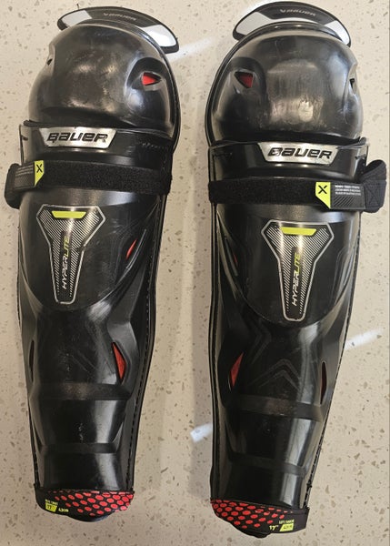 Used SR Bauer Vapor Hyperlite 17" Shin guards (Left one has small crack/ defect)