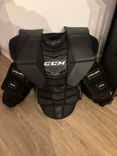 CCM R1.9 intermediate goalie chest protector