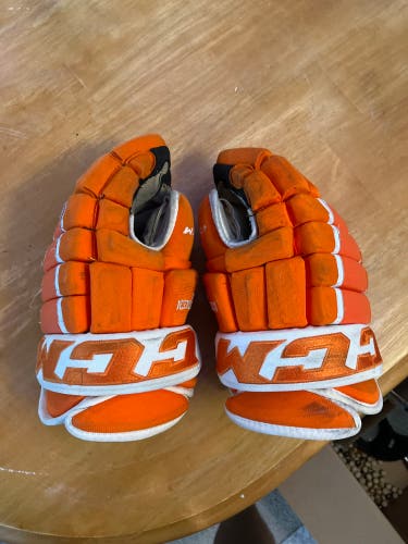 CCM tacks hockey gloves