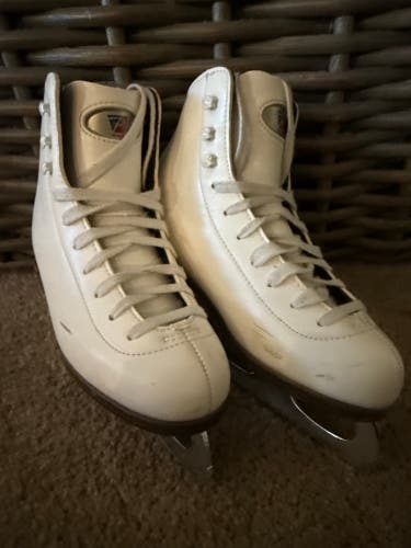 Riedell Figure Skates Junior 2.5 (Used)