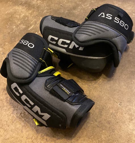 Like New Junior Large CCM Tacks AS 580 Elbow Pads (Used)
