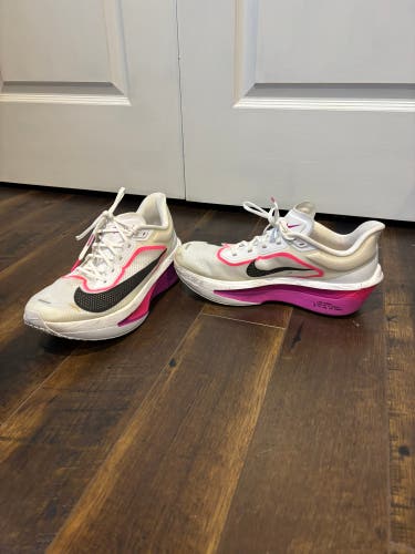 White Men's Size M 10.5 (W 11.5) Adult Nike Air Zoom Maxfly Shoes (Used)