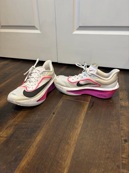 White Men's Size M 10.5 (W 11.5) Adult Nike Air Zoom Maxfly Shoes (Used)
